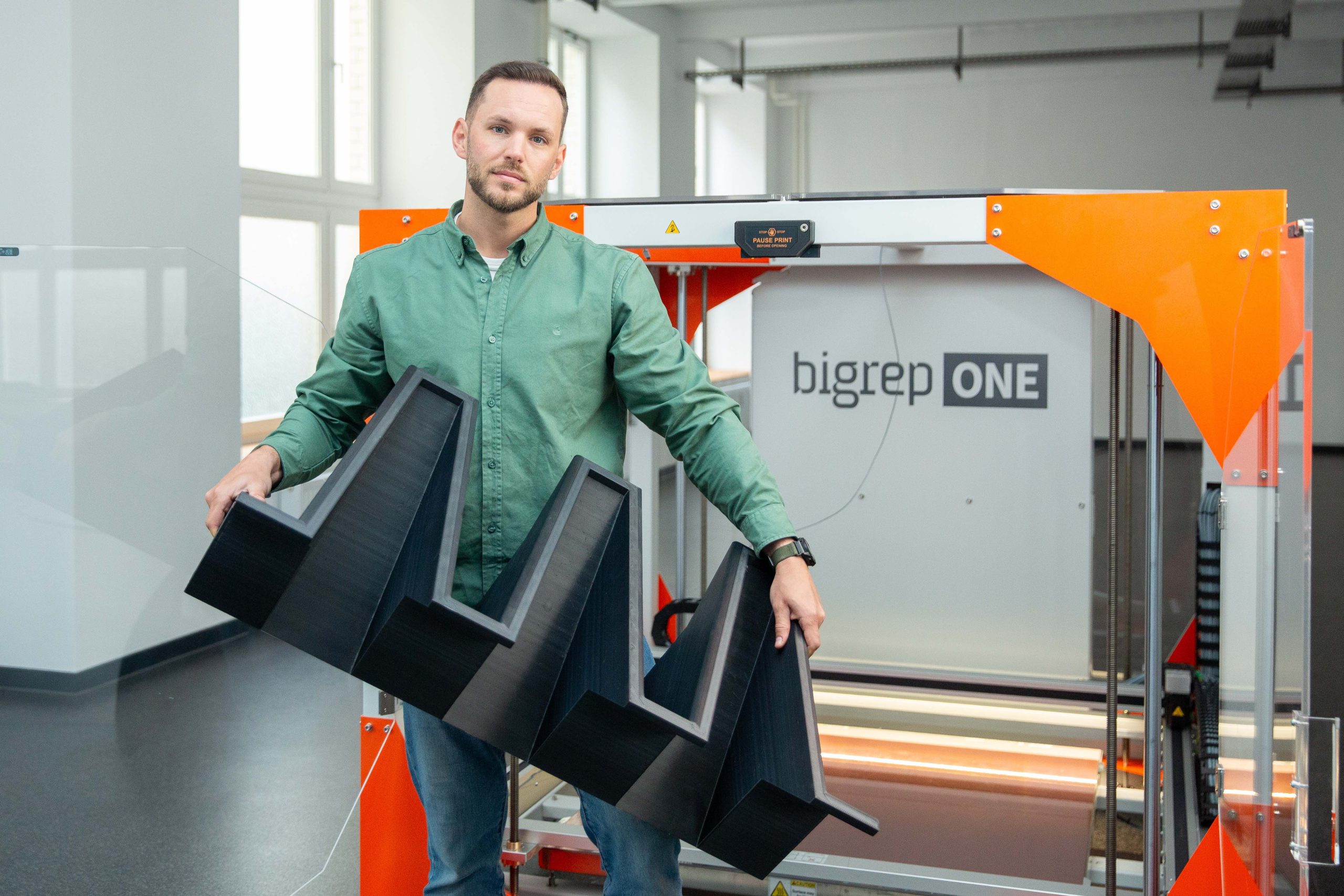 BigRep ONE.5_Front_HoldingPrint_4